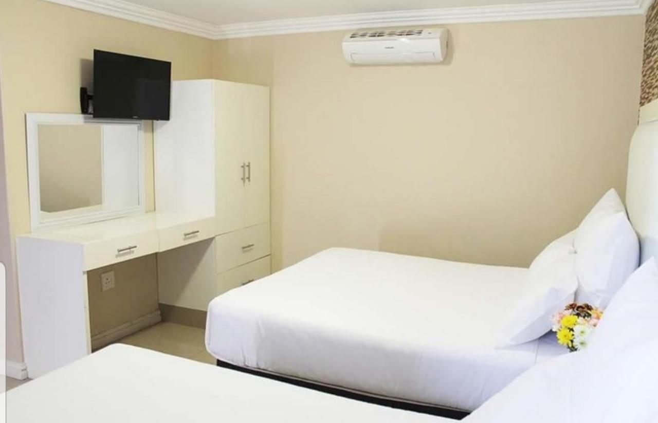 Bayside Hotel Pinetown New Germany Bagian luar foto